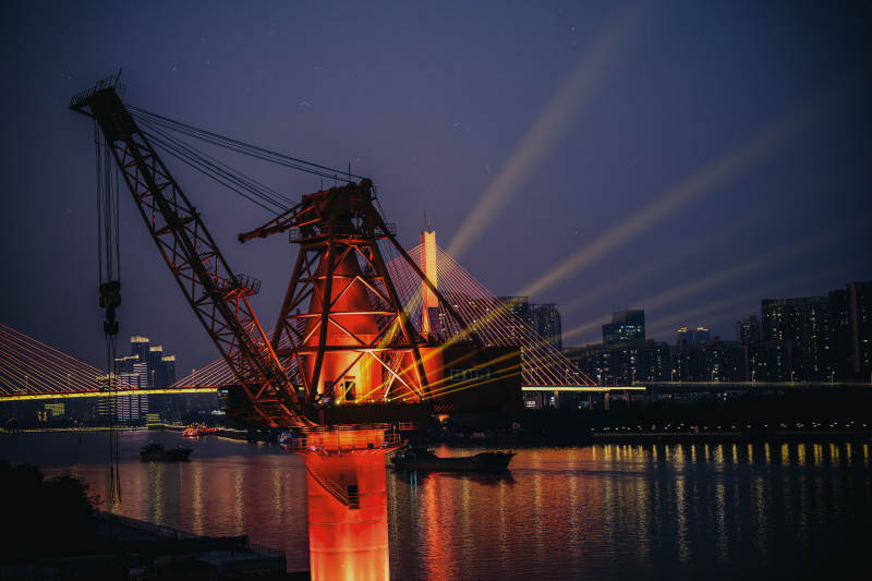 夜幕下的紅色吊塔