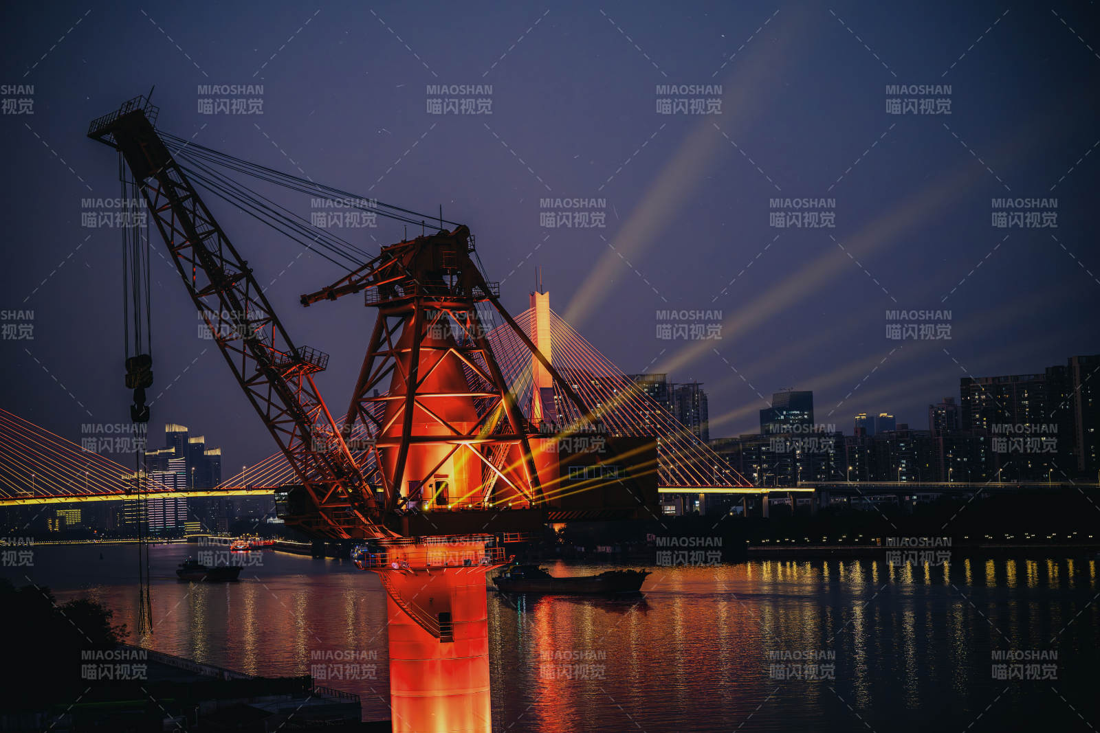 夜幕下的紅色吊塔