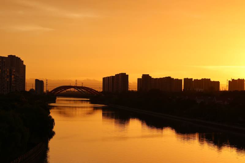 夕陽下的城市剪影