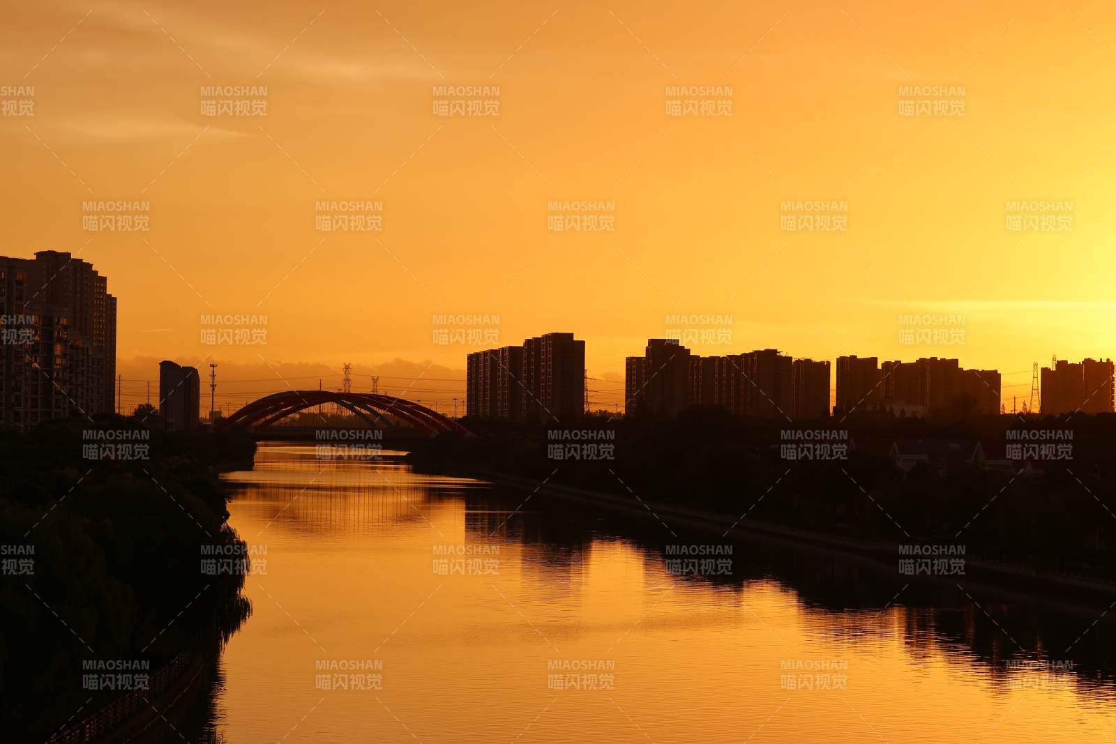 夕阳下的城市剪影