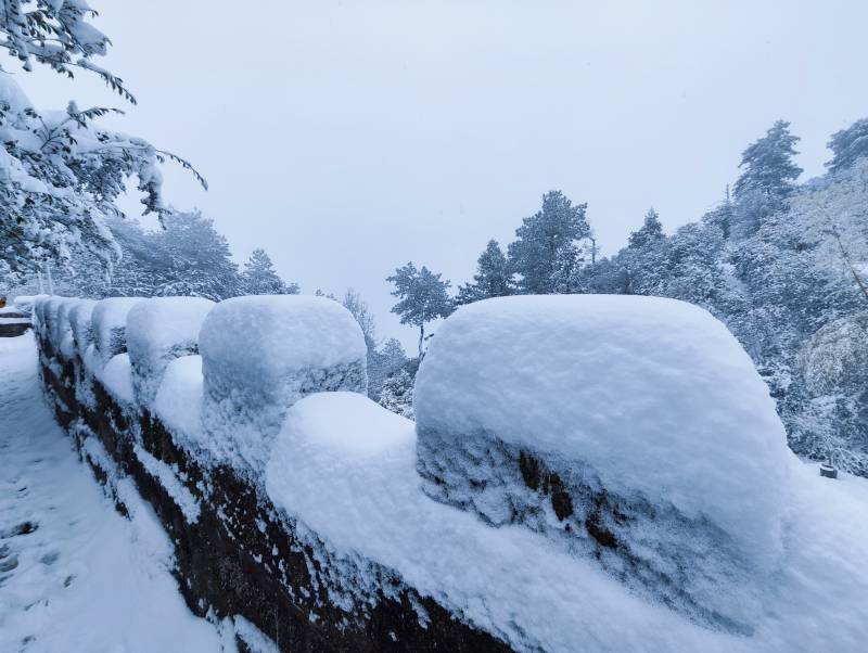 雪覆石墻靜謐冬景