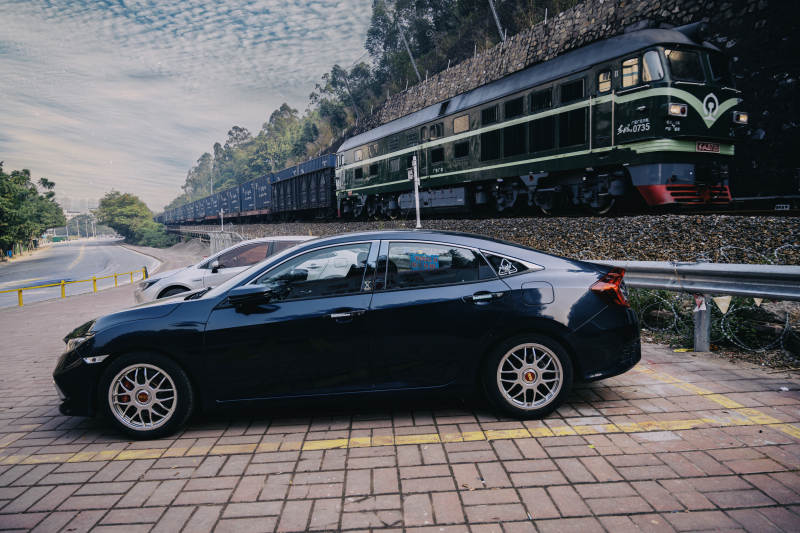 火車旁的黑色轎車