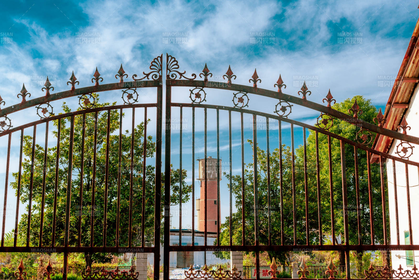 鐵藝大門映藍天