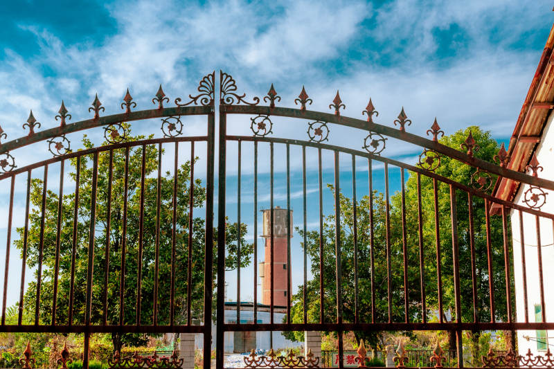 鐵藝大門映藍天