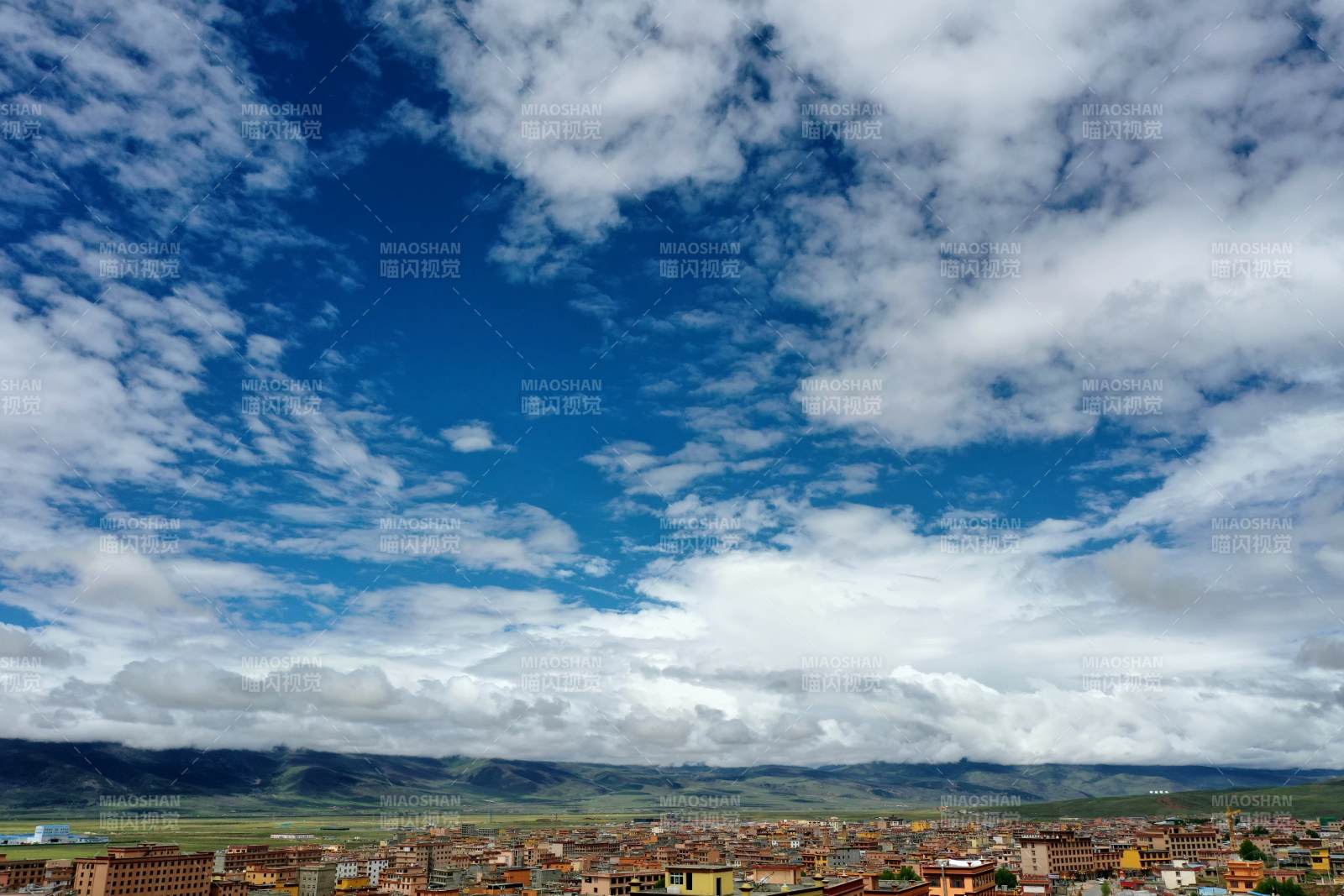 藍天白云下的世界高城理塘