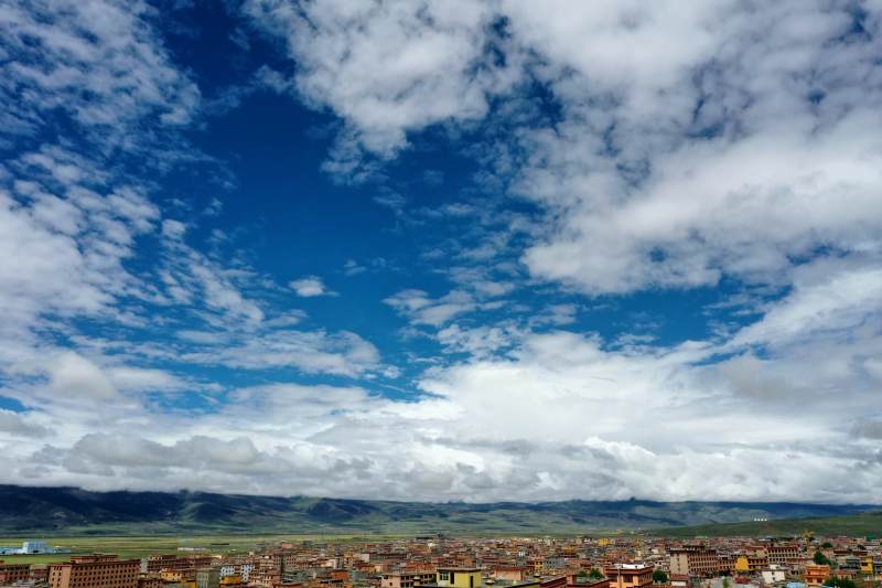 藍天白云下的世界高城理塘