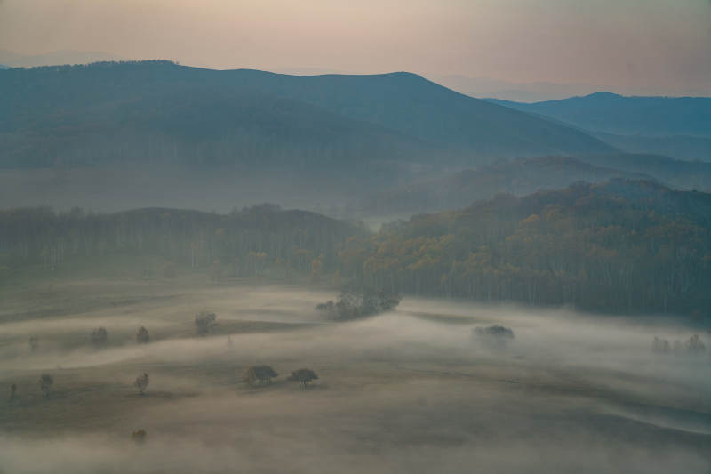 晨霧中的山野清晨