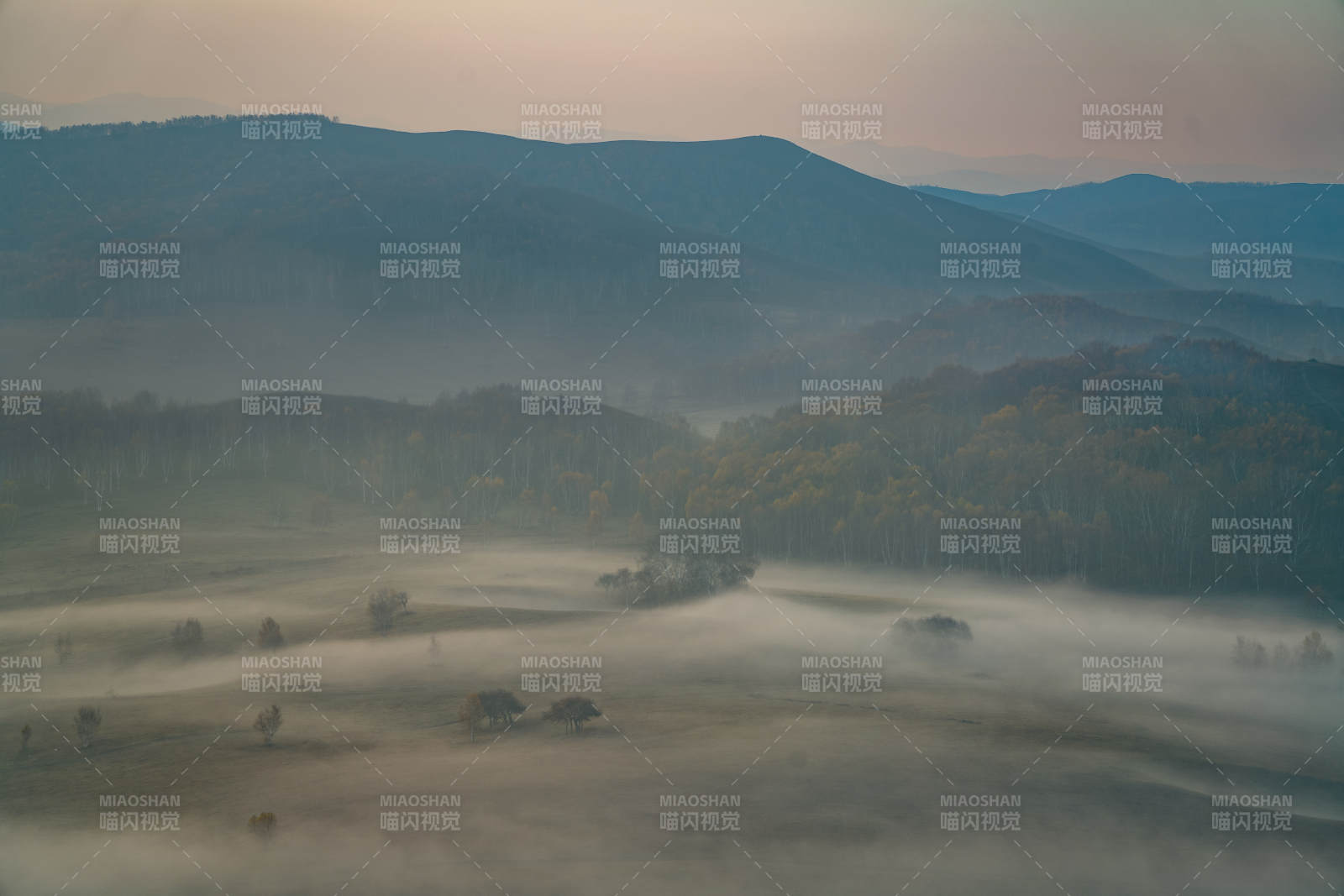 晨霧中的山野清晨