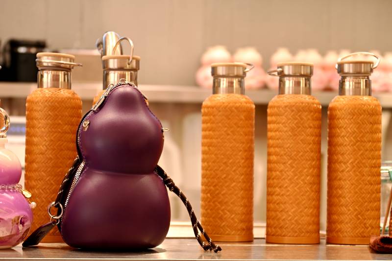 葫蘆水壺與橙色保溫瓶