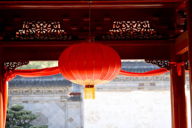 紅燈籠映古檐