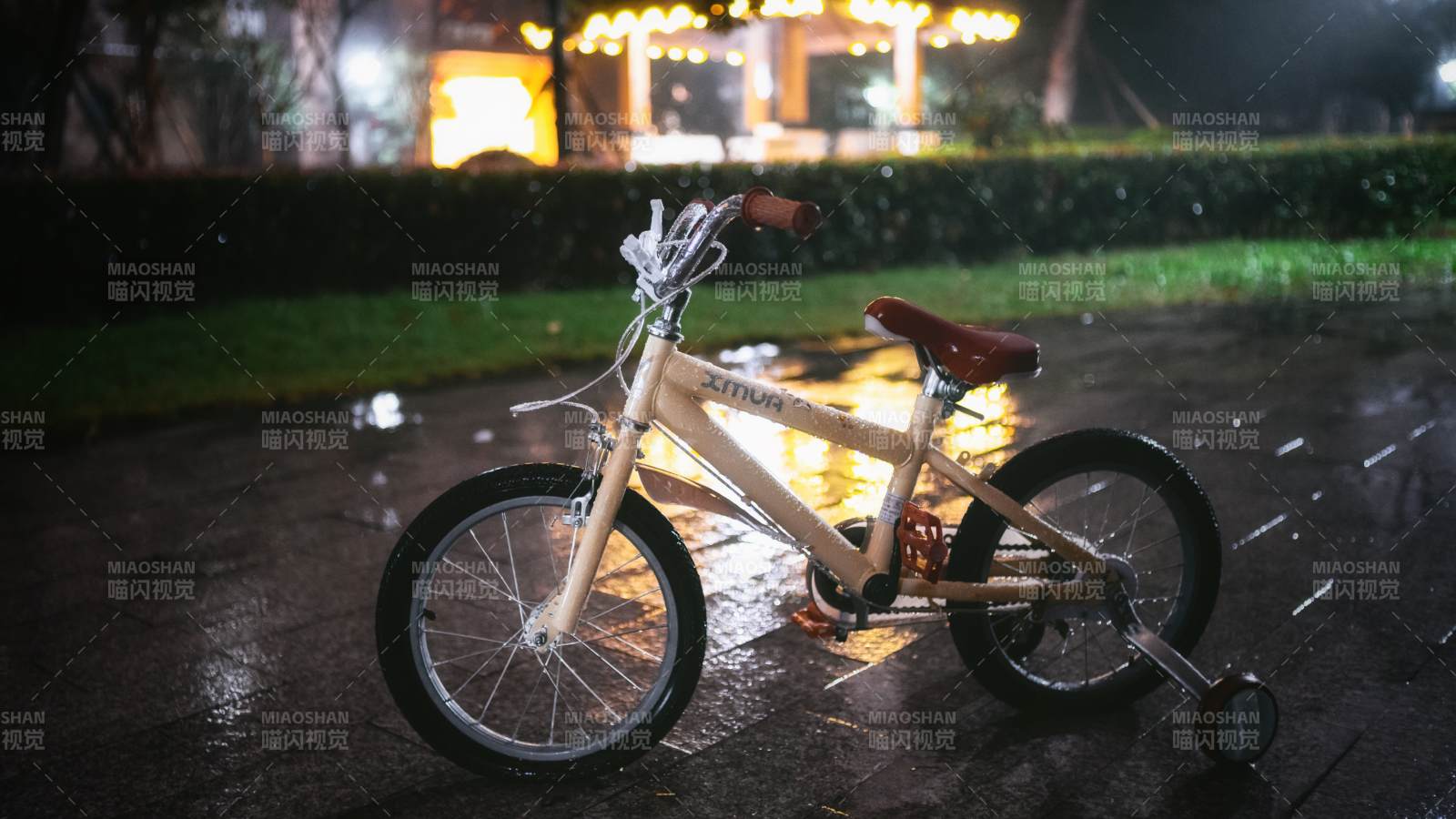 雨夜中的小自行车-摄影图
