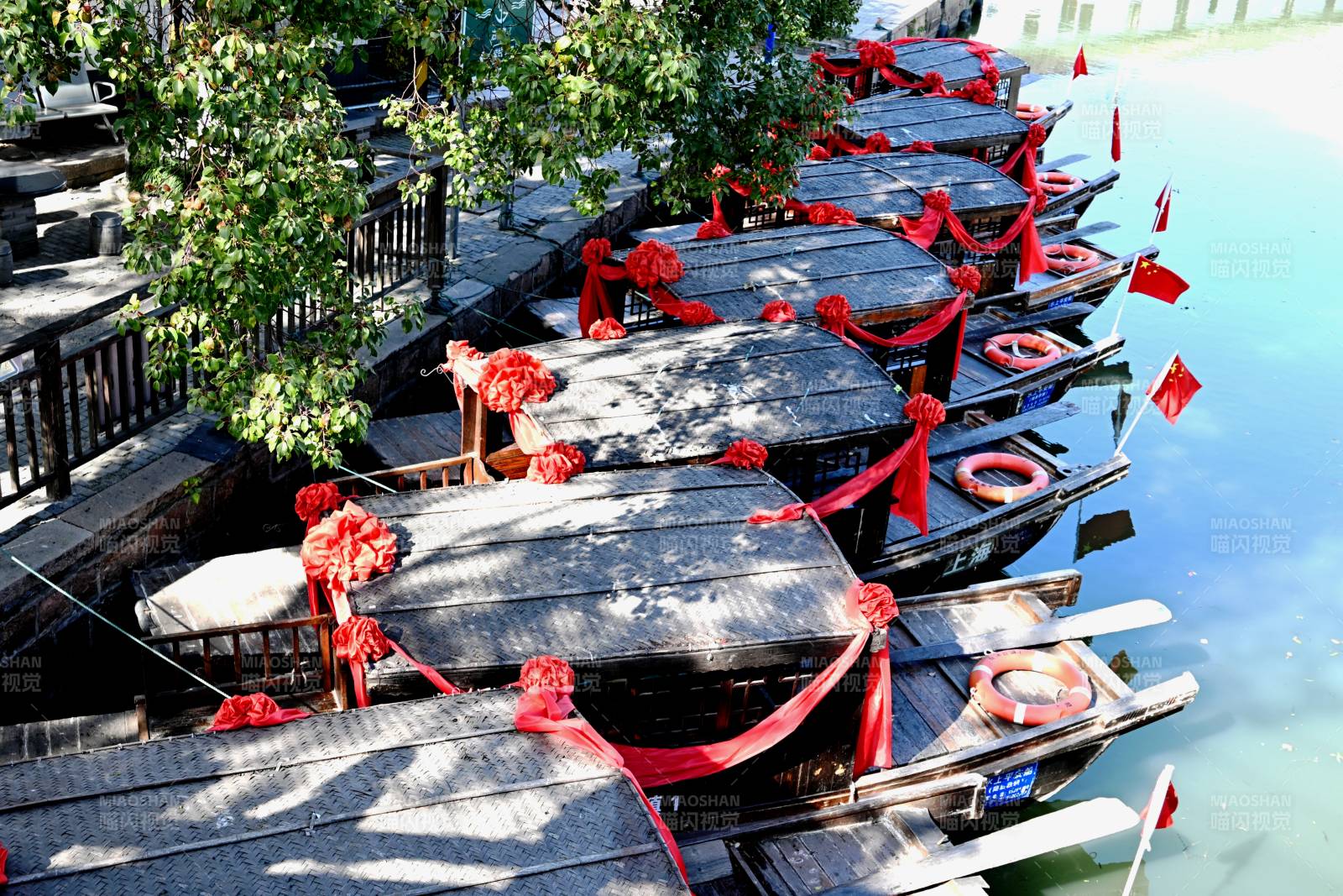 红绸装饰的古镇市河游船-摄影图
