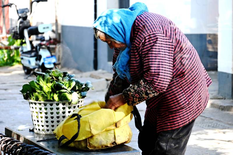 街頭賣菜的老婦人
