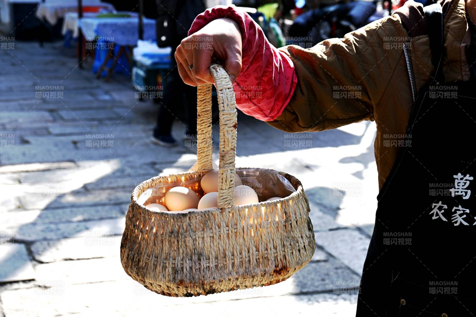 竹篮装蛋 街头售卖-摄影图