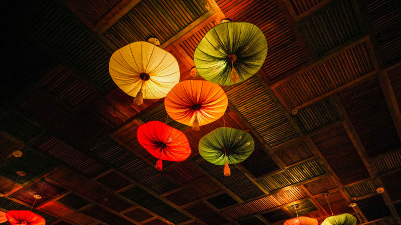 彩傘懸頂 光影斑斕