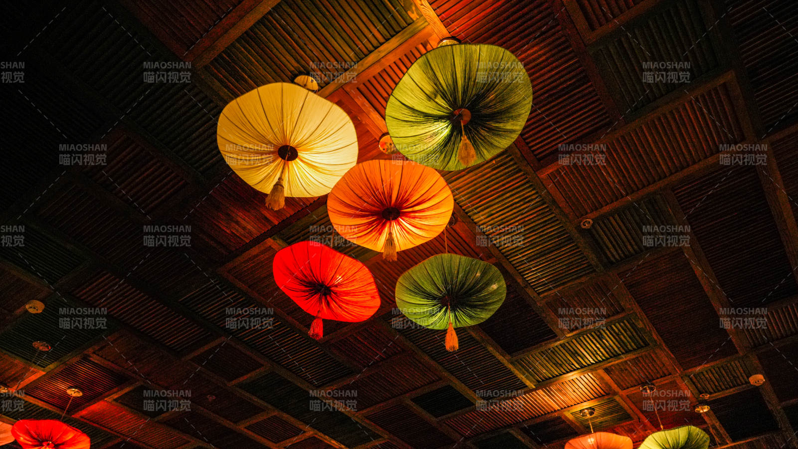 彩傘懸頂 光影斑斕-攝影圖