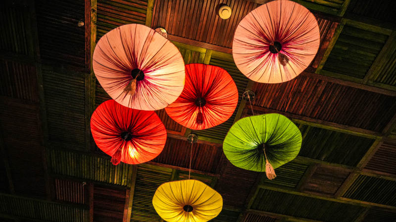 彩傘懸頂 光影斑斕