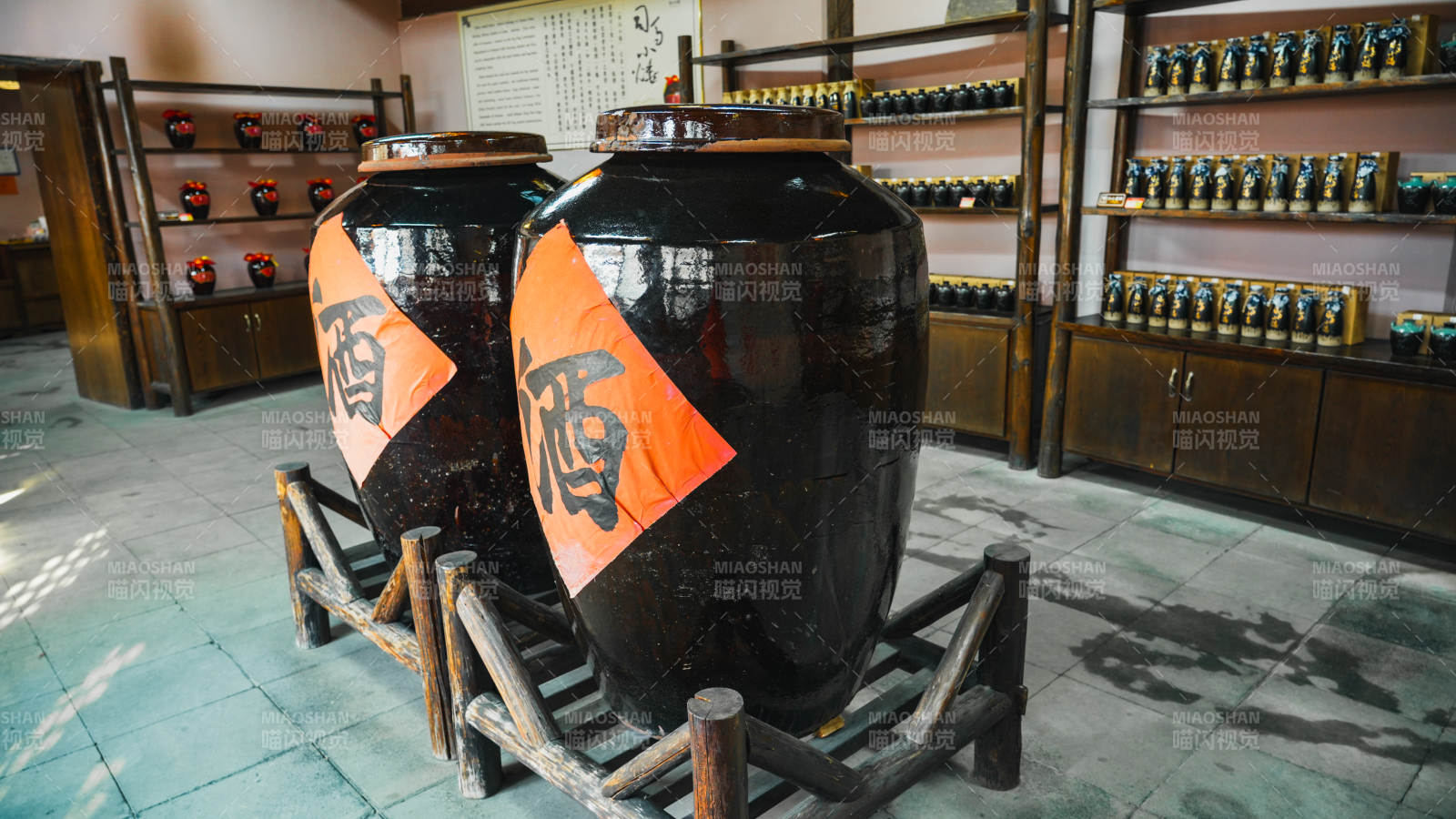 酒坛陈列室-摄影图
