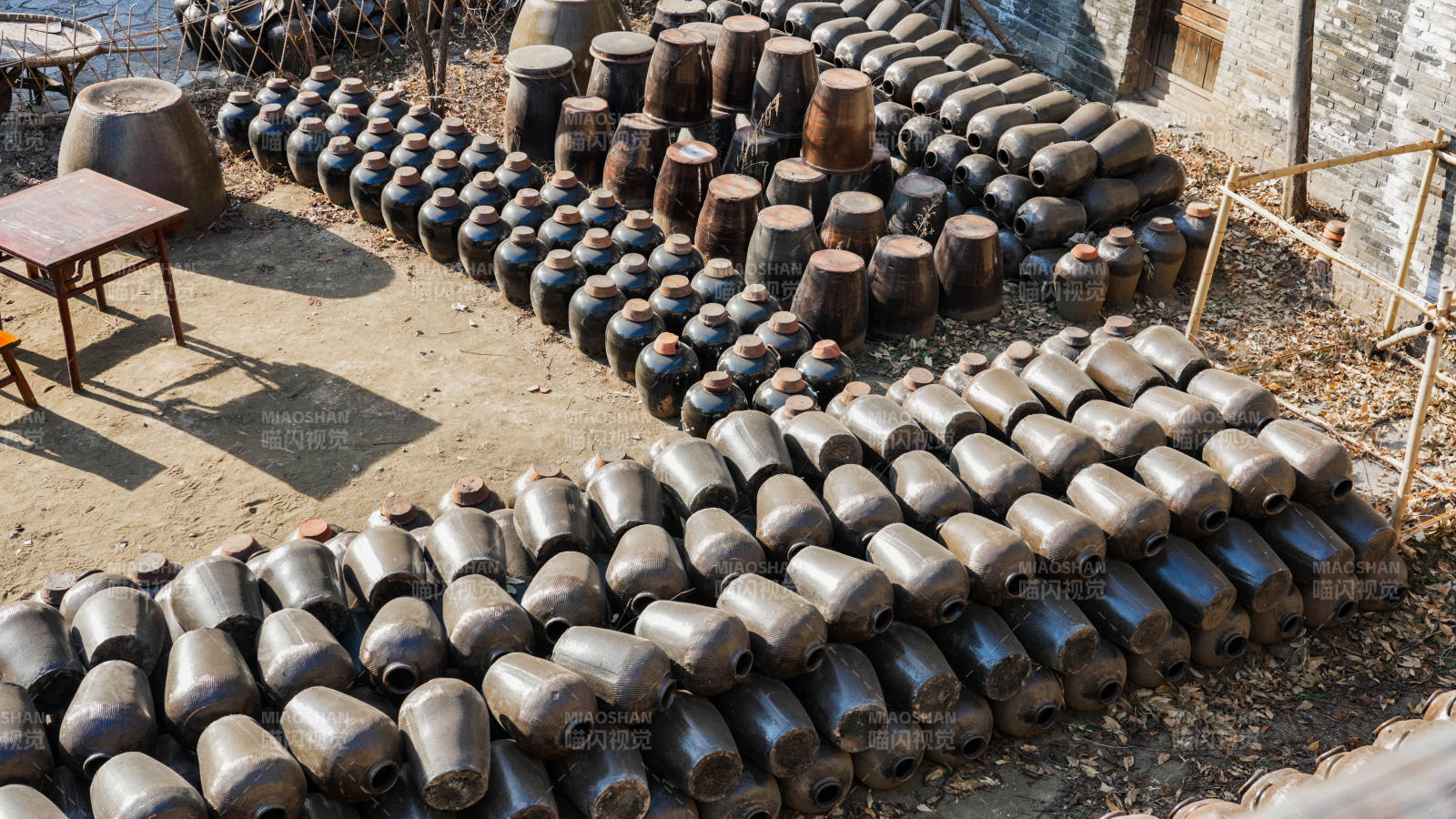 古北水鎮(zhèn)酒壇整齊排列-攝影圖