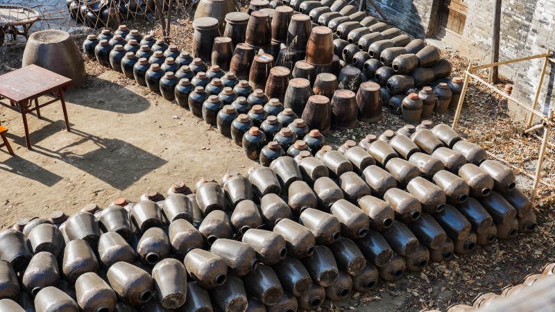 古北水鎮酒壇整齊排列