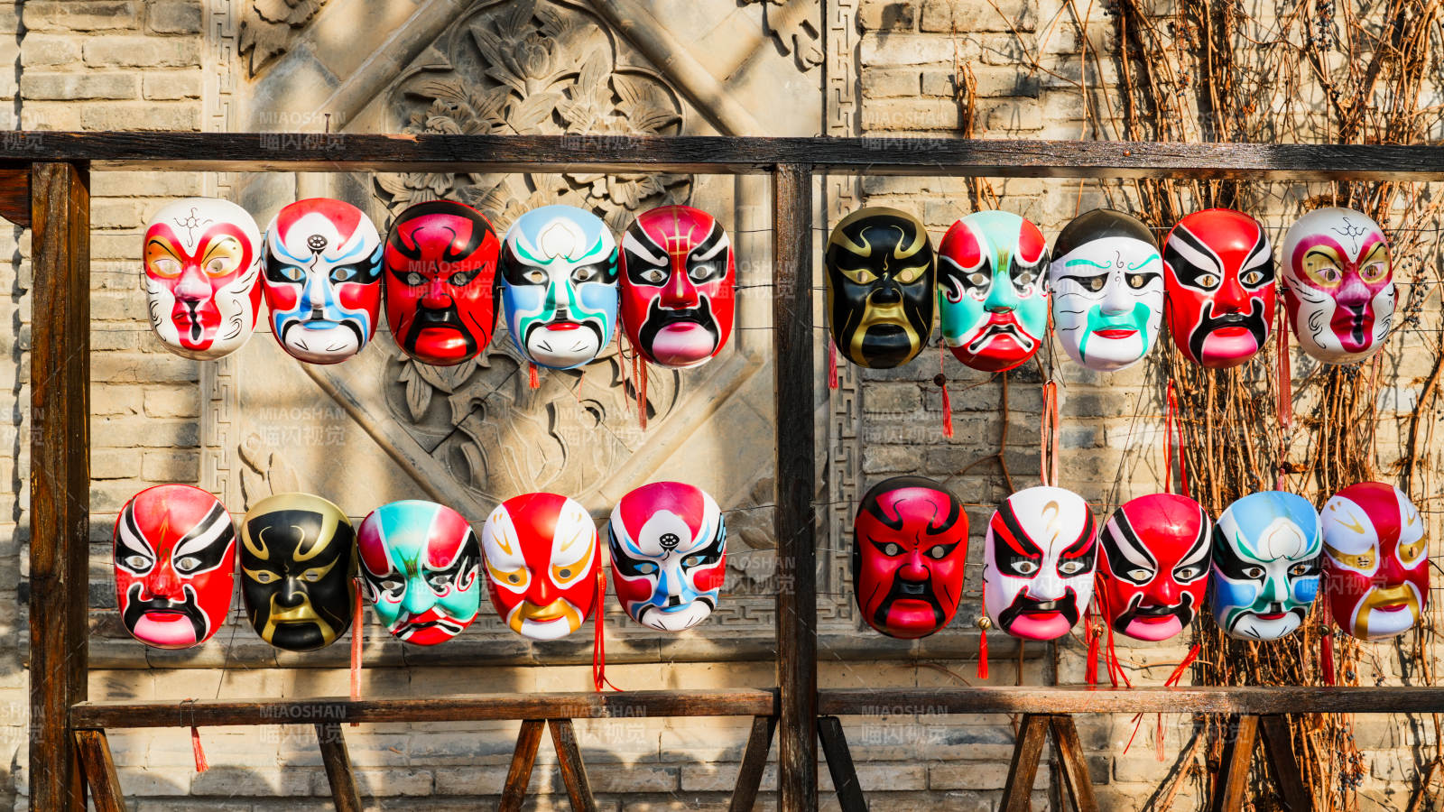 脸谱面具展示-摄影图