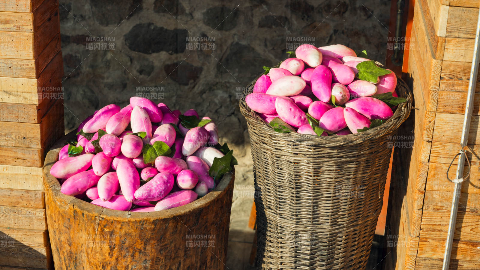 古北水镇粉色糖果装篮子-摄影图