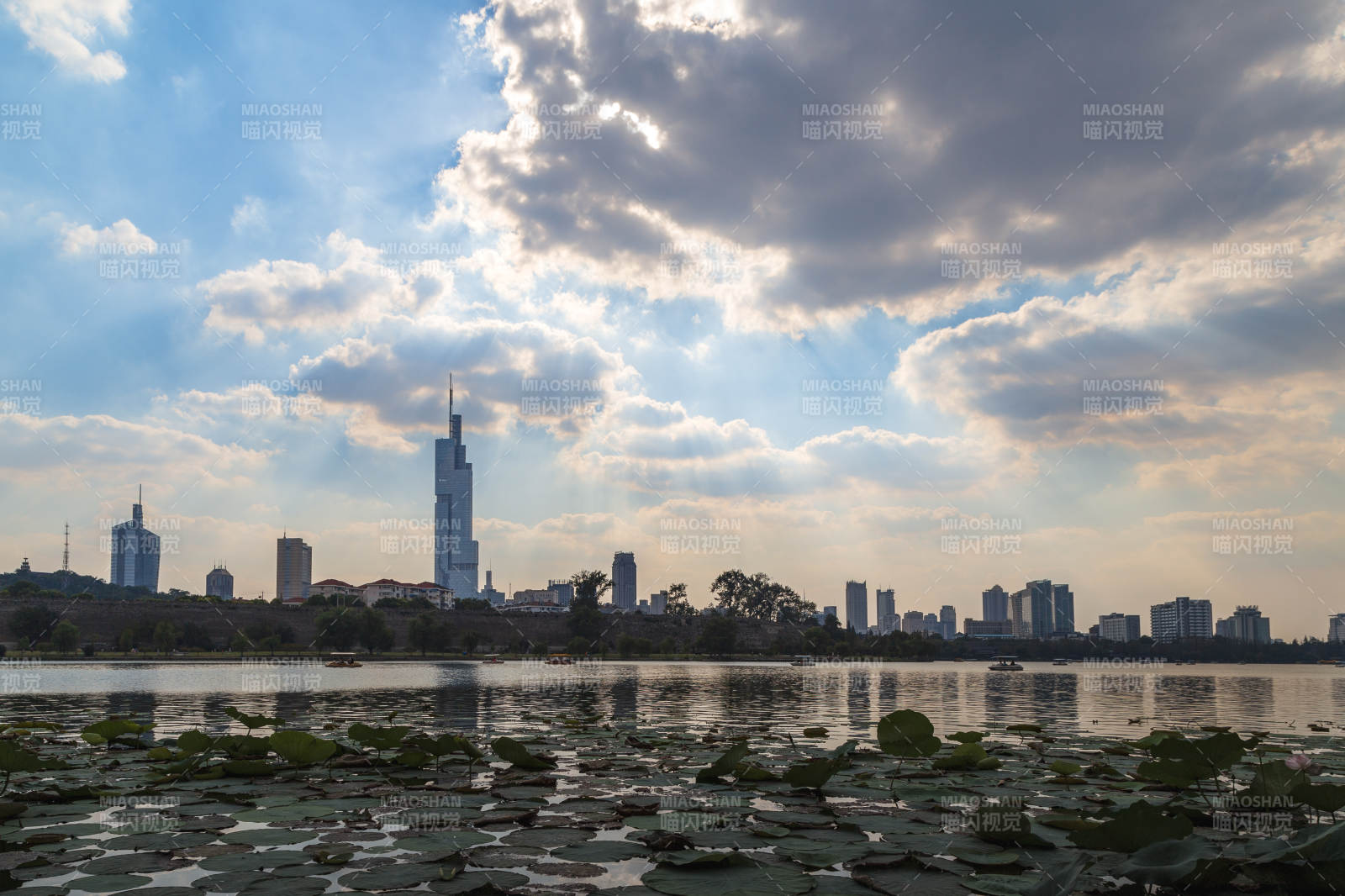 南京城市湖景云影
