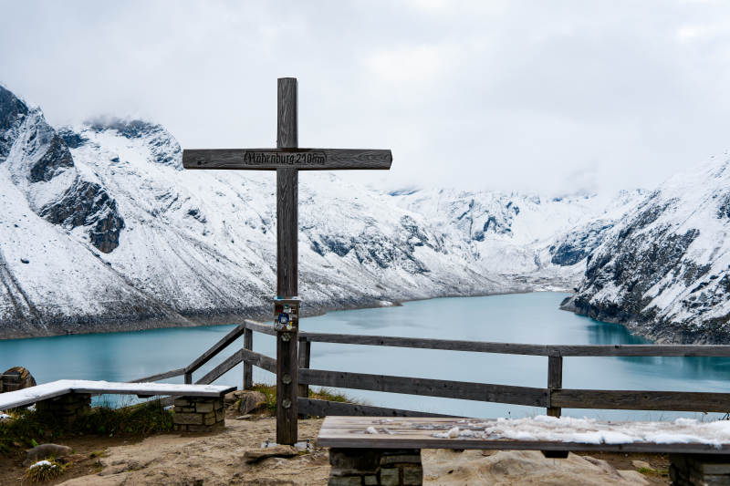 雪山湖畔十字架