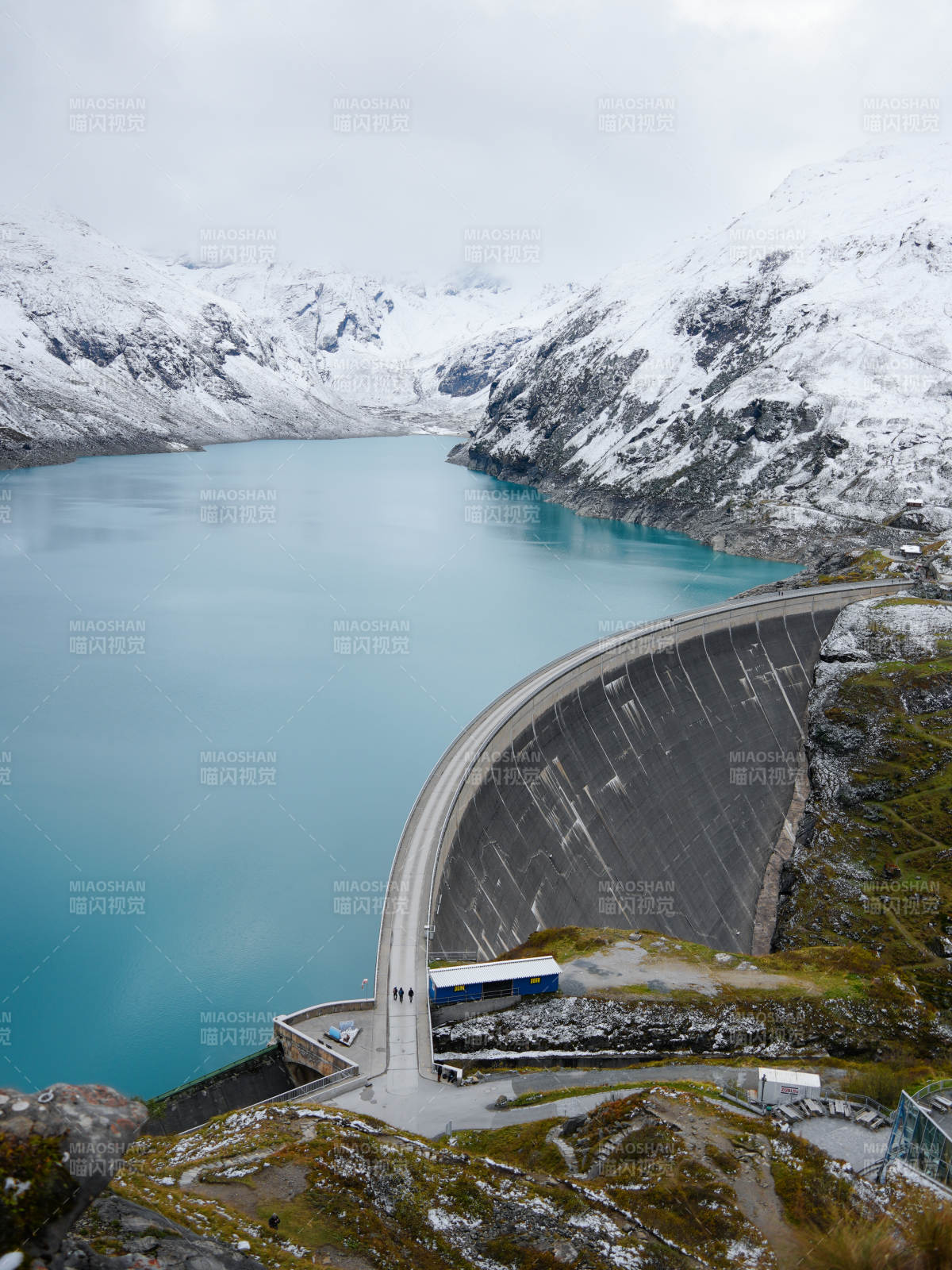 雪山湖畔大壩