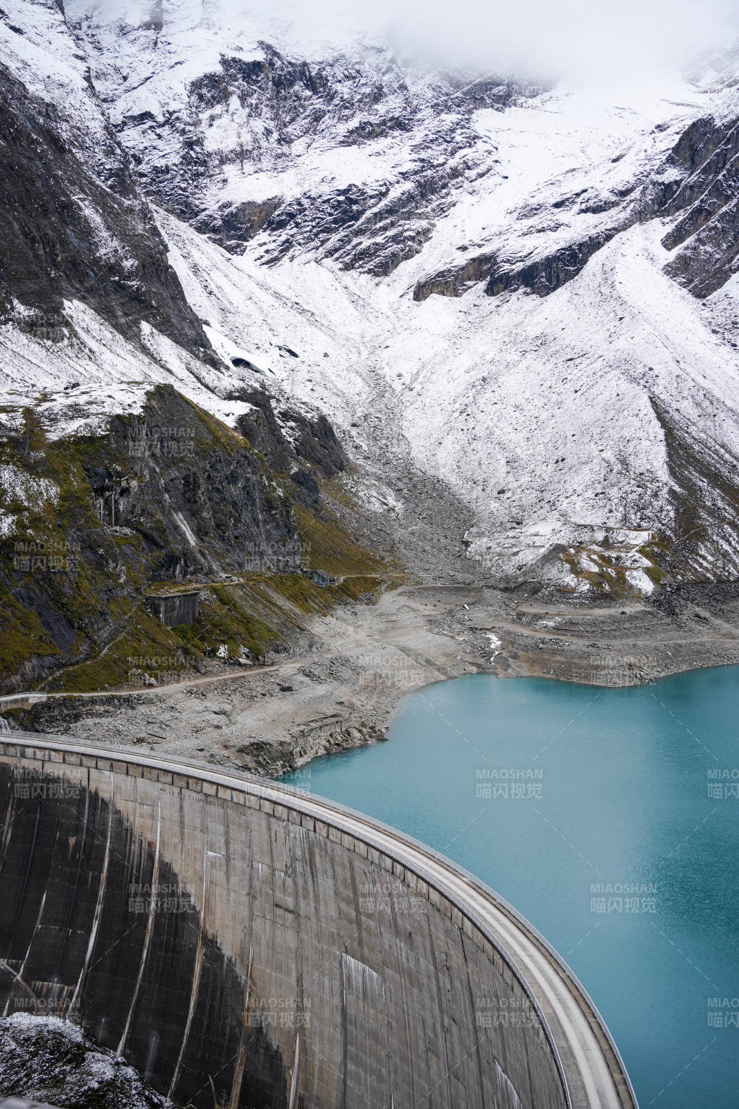 雪山下的水庫大壩