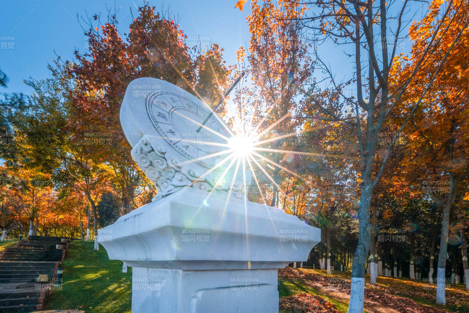 秋日阳光下的钟表雕塑-摄影图