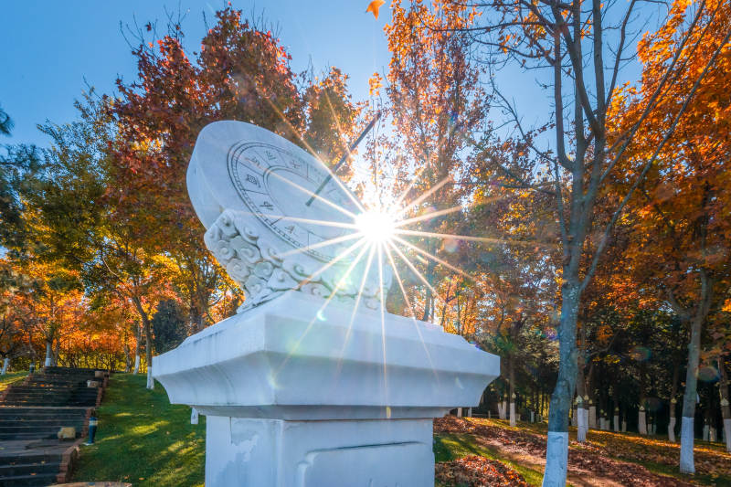 秋日陽光下的鐘表雕塑