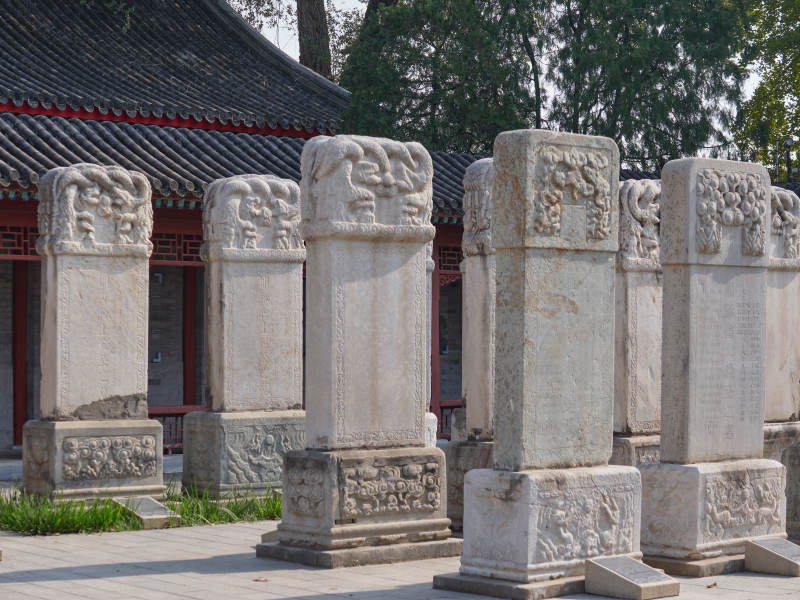 北京五塔寺內石碑林立古韻悠