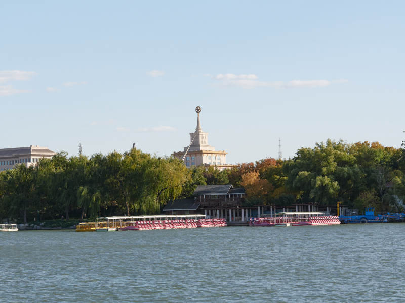 湖畔風(fēng)光 塔影綽約