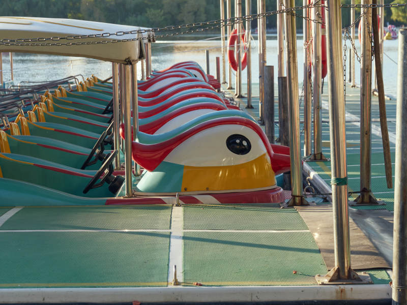 彩色游船停泊码头