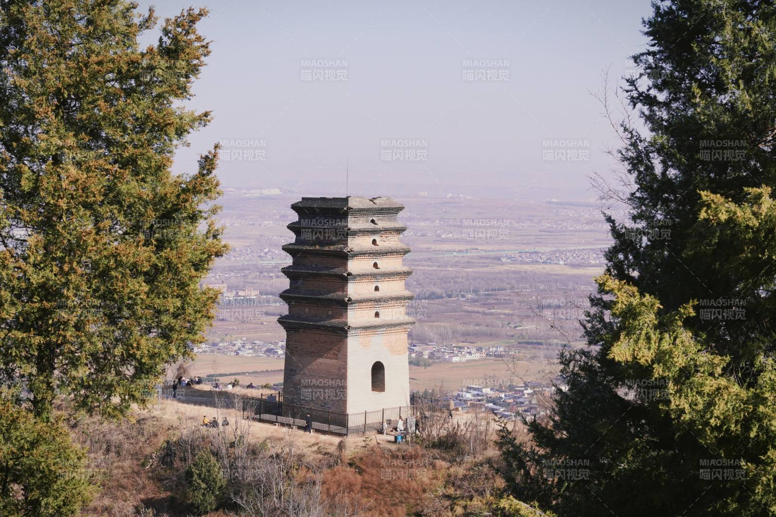 古塔遠(yuǎn)眺山河景