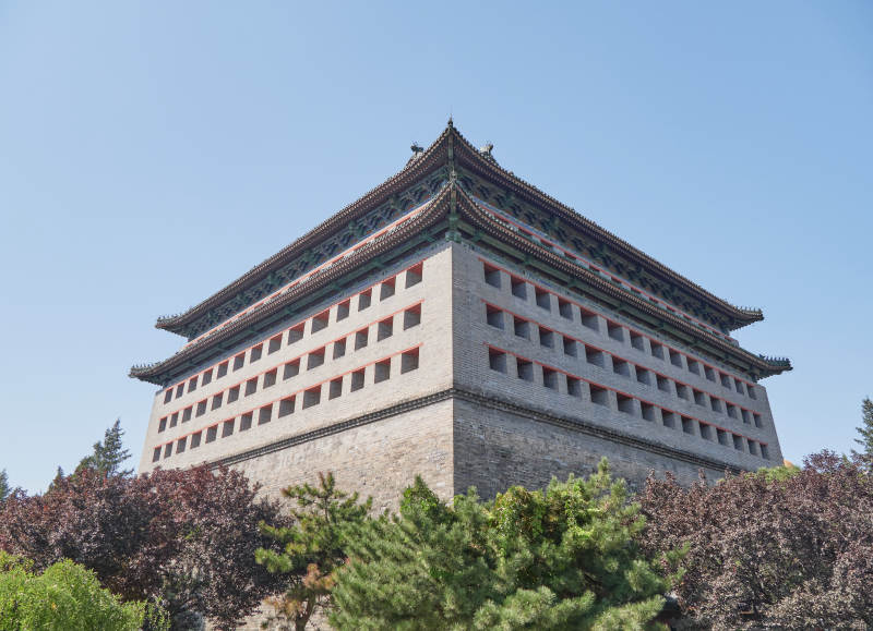 古塔巍峨映藍天