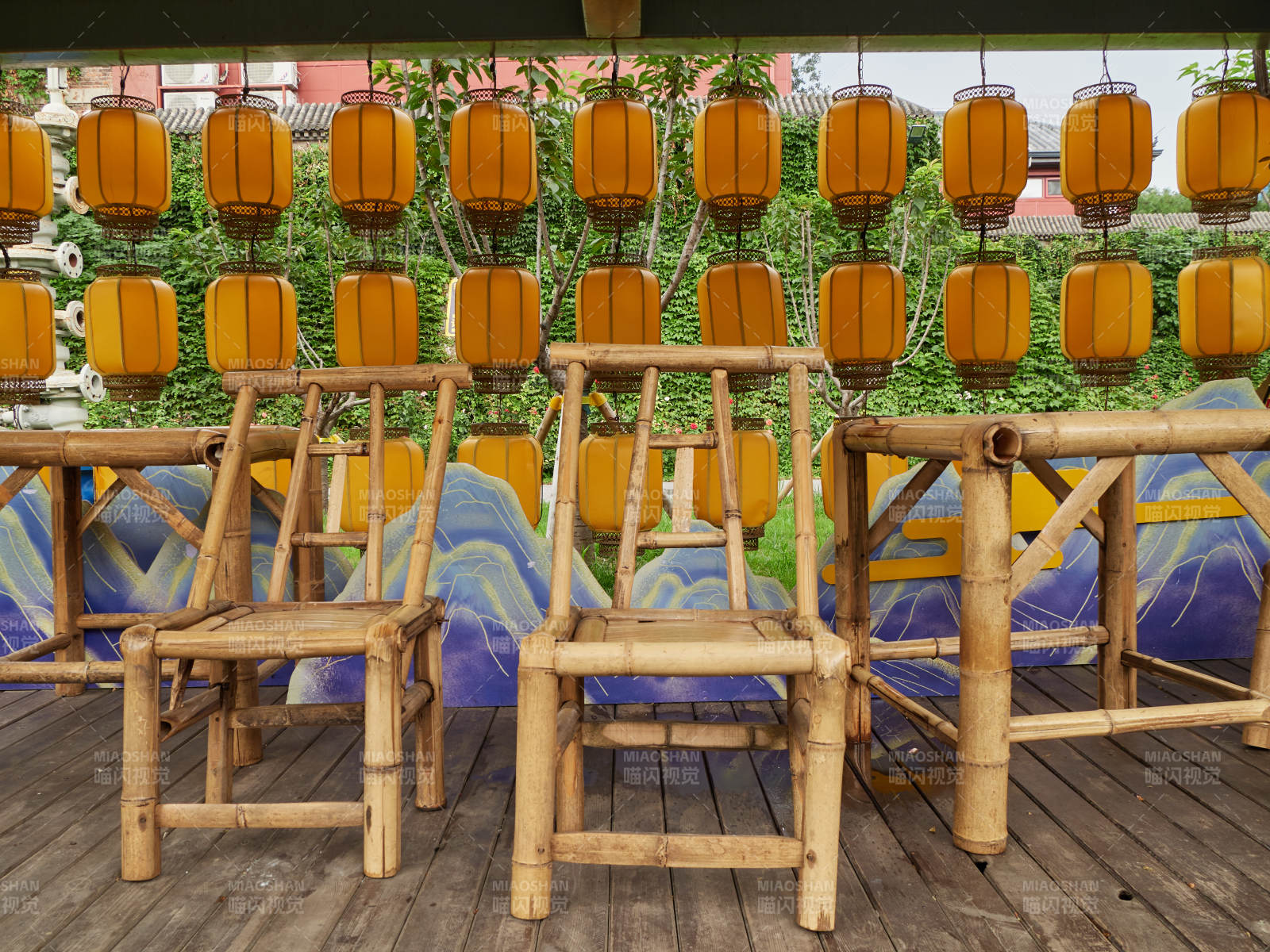 竹椅燈籠景-攝影圖