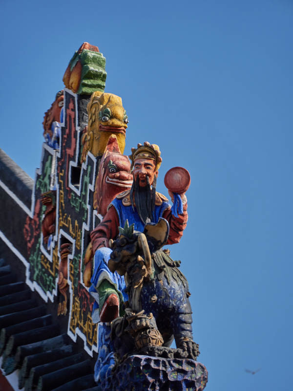 屋脊上的彩繪神像