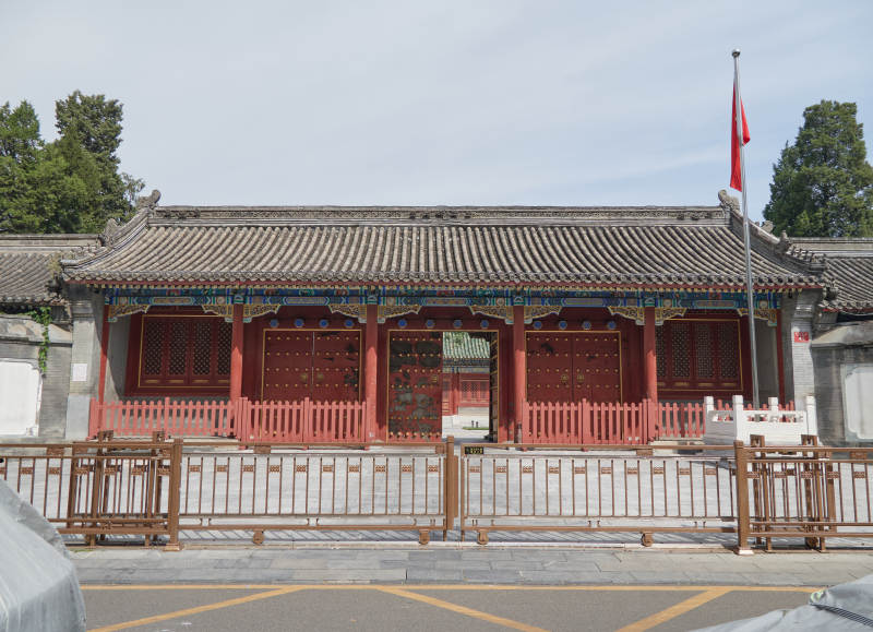 古建筑門前紅旗飄