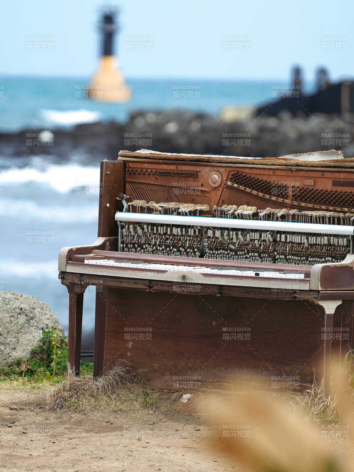 韓國濟州島海邊的舊鋼琴