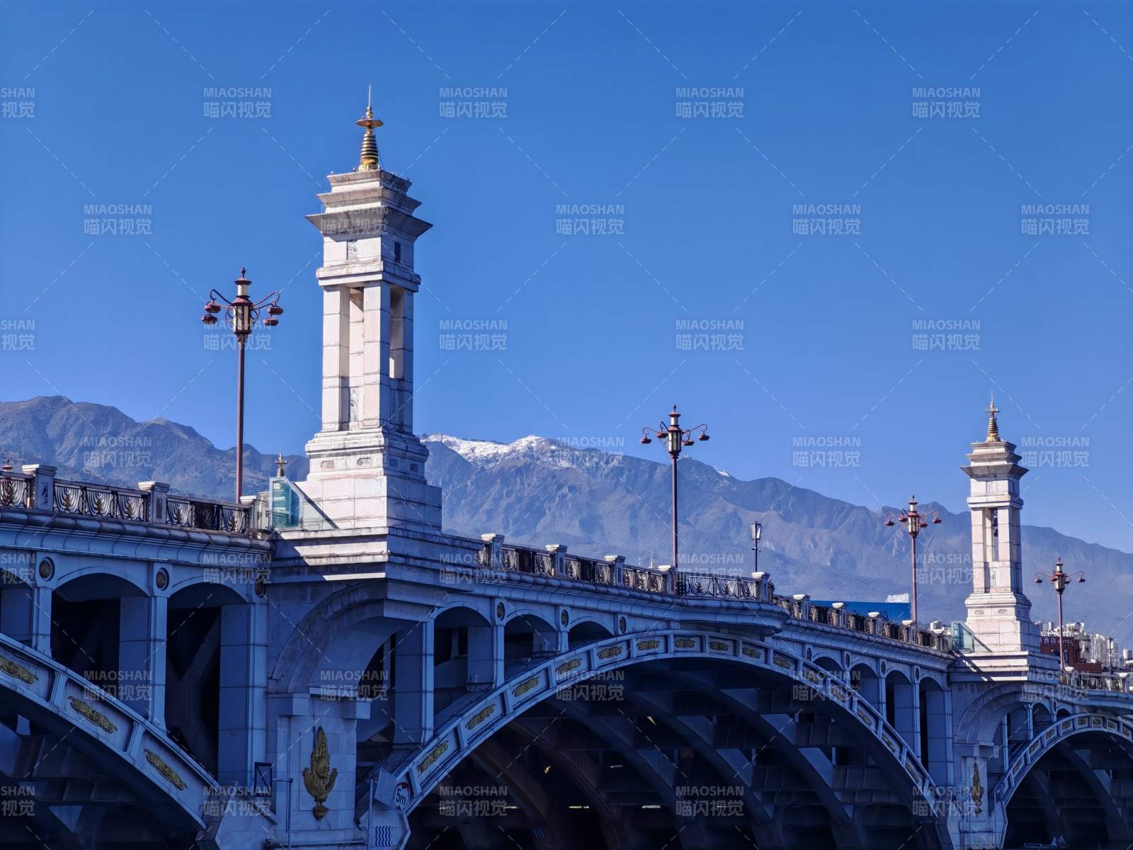 雪山下的拱橋-攝影圖