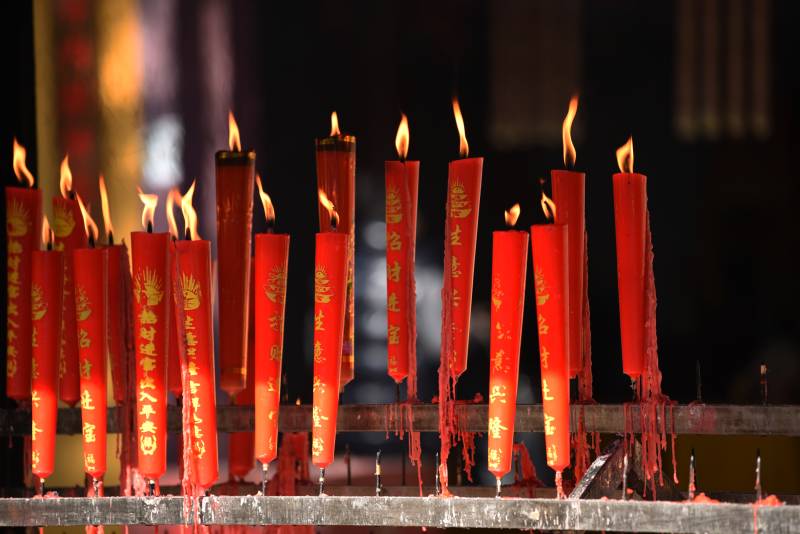 紅燭祈福 火焰搖曳