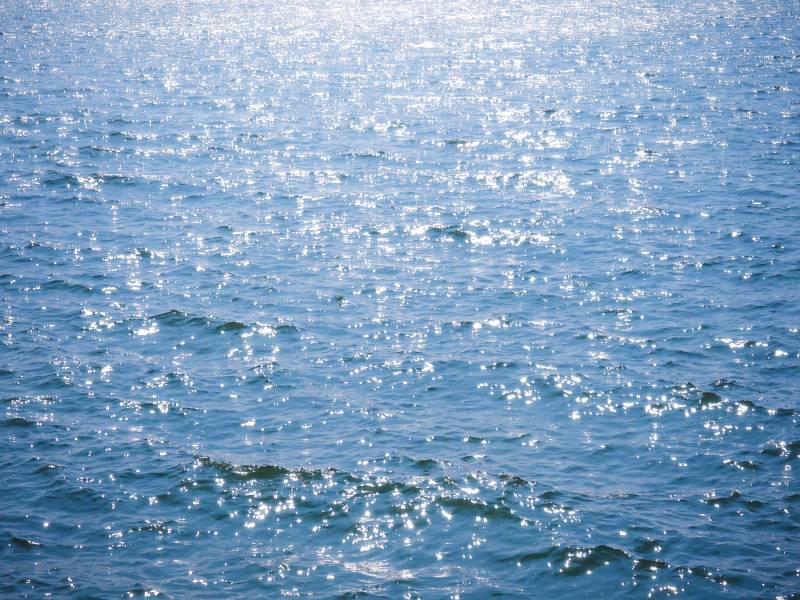 波光粼粼的海面