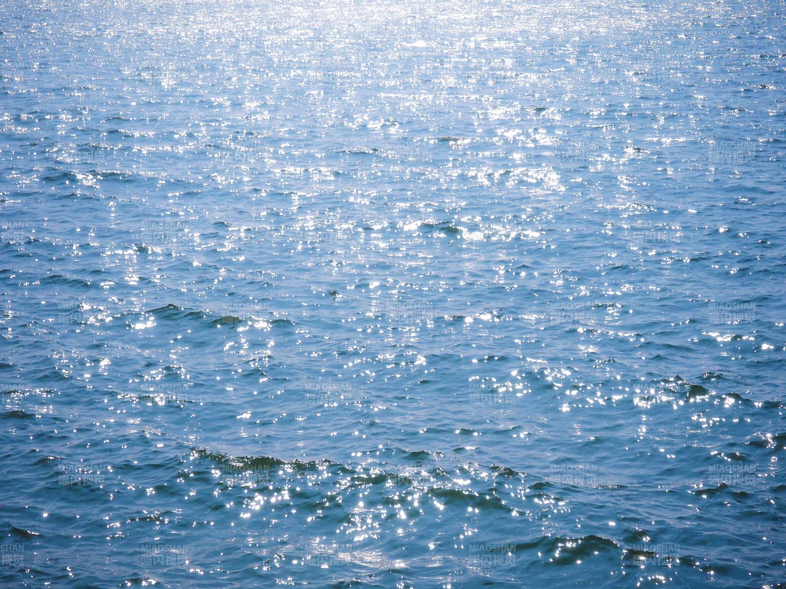 波光粼粼的海面