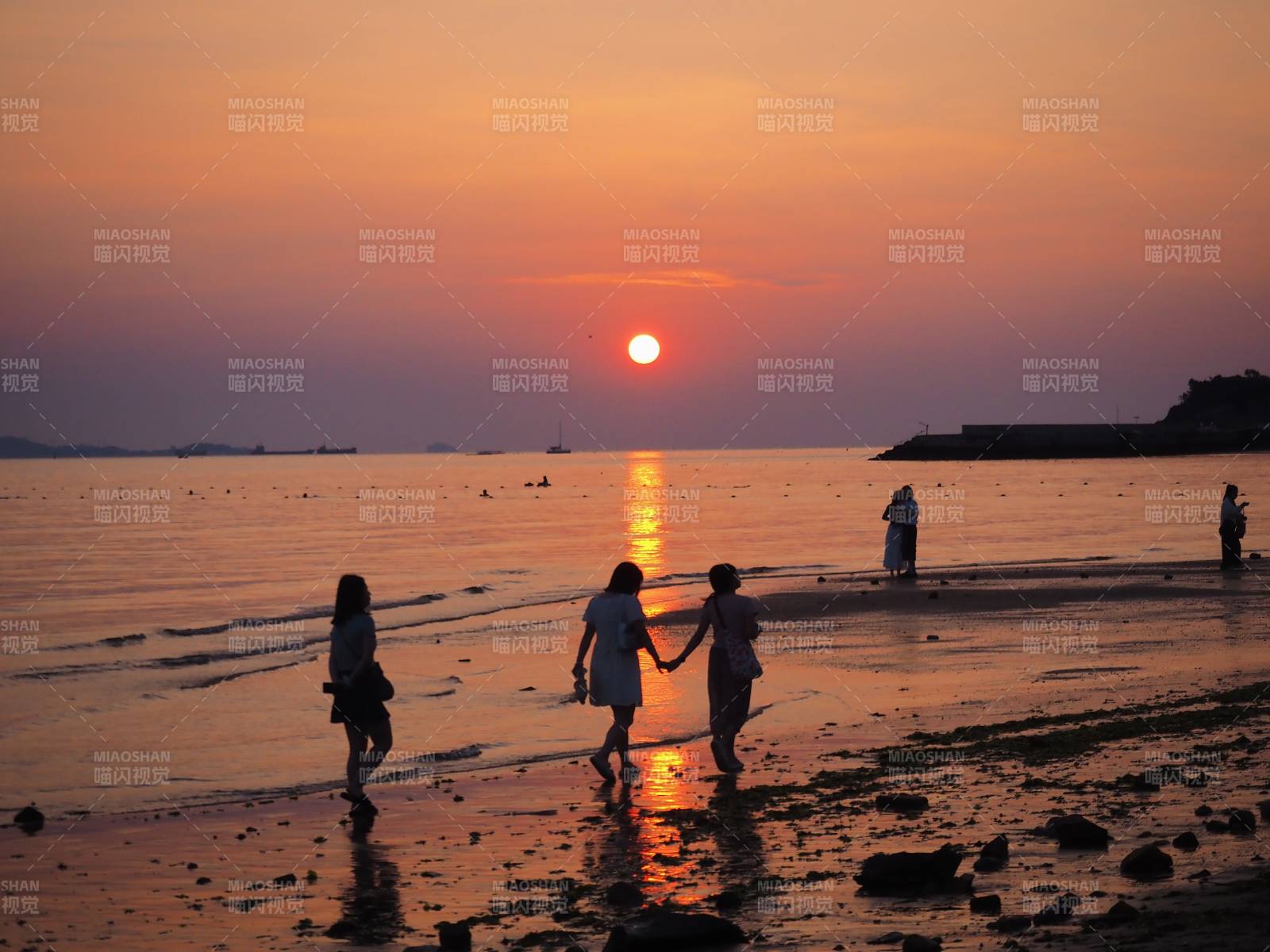 夕陽下的海灘剪影