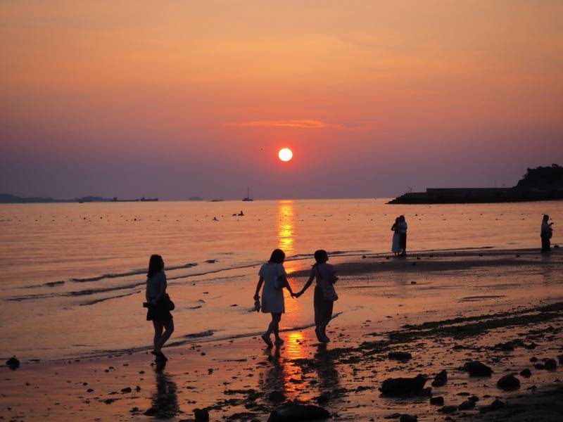 夕陽下的海灘剪影