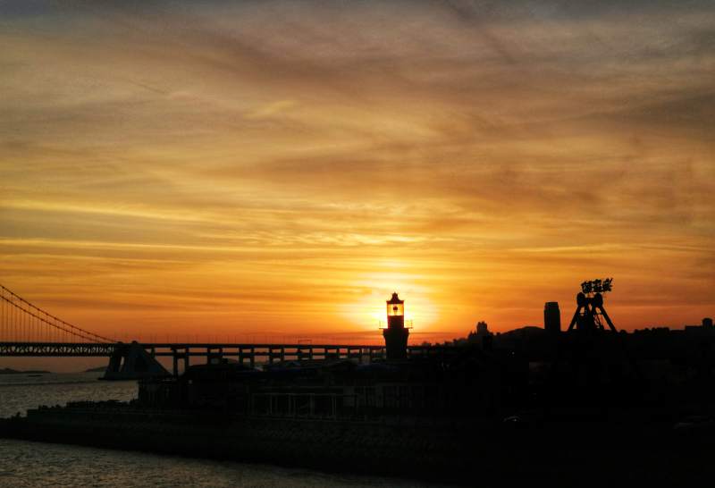 夕陽下的燈塔剪影