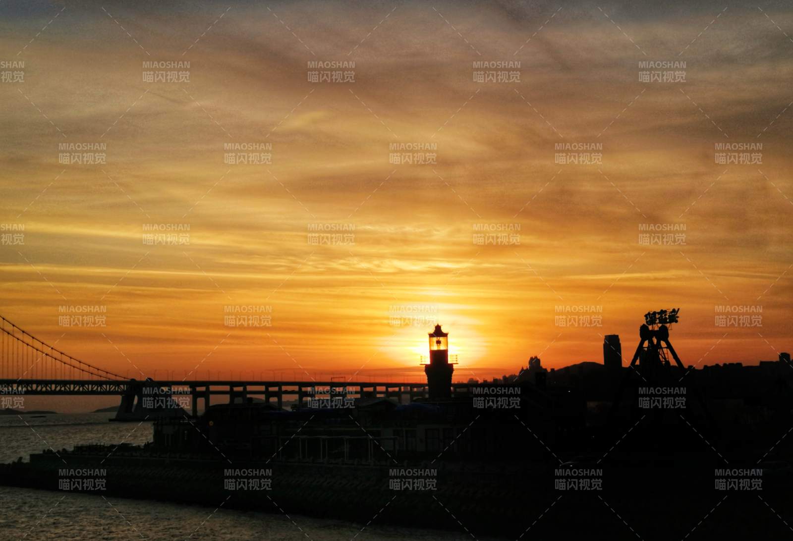 夕陽下的燈塔剪影