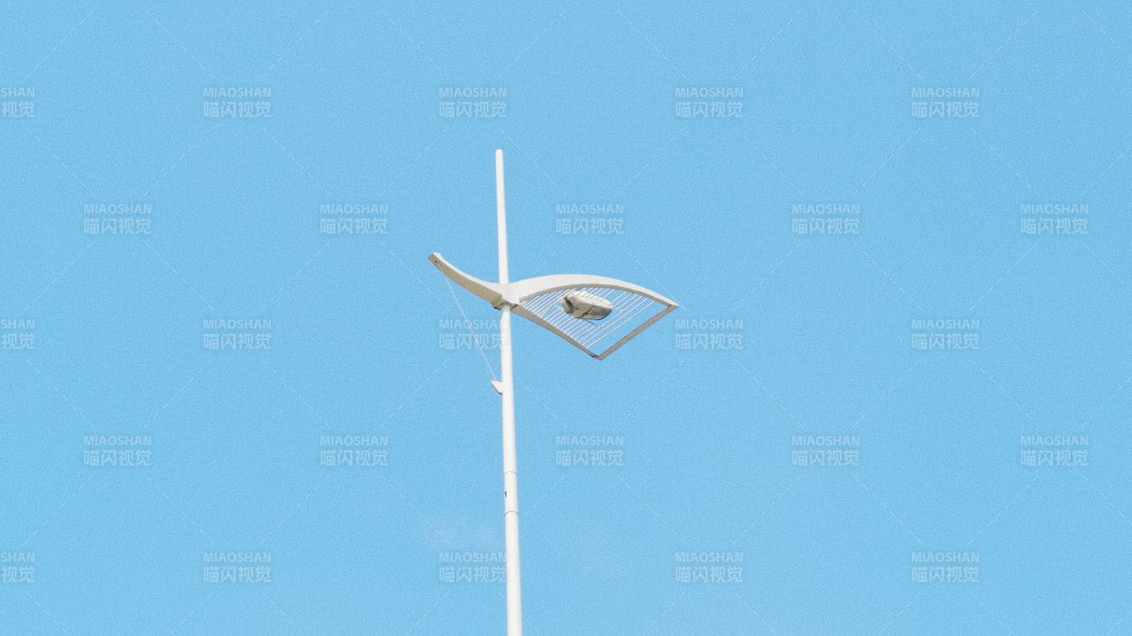 藍天下的現代路燈